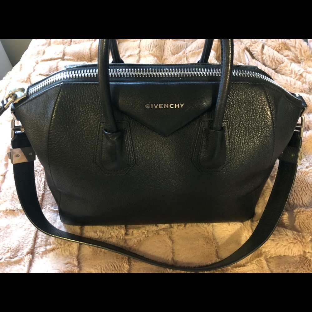 Medium Antigona' Sugar Leather Satchel
GIVENCHY - Picture 3 of 8